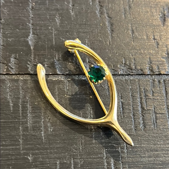 Elegant Gold Wishbone Brooch with Green Gemstone Luck - Picture 1 of 4